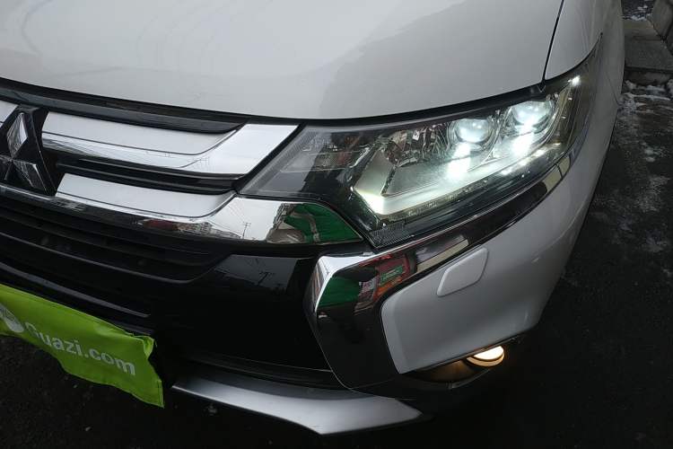 Used Mitsubishi Outlander 2016 2.4L 4x4 Luxury Edition 7-Seater