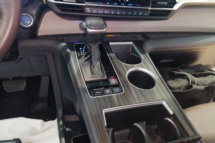 Used Toyota Granvia 2022 2.5L Hybrid Flagship Edition
