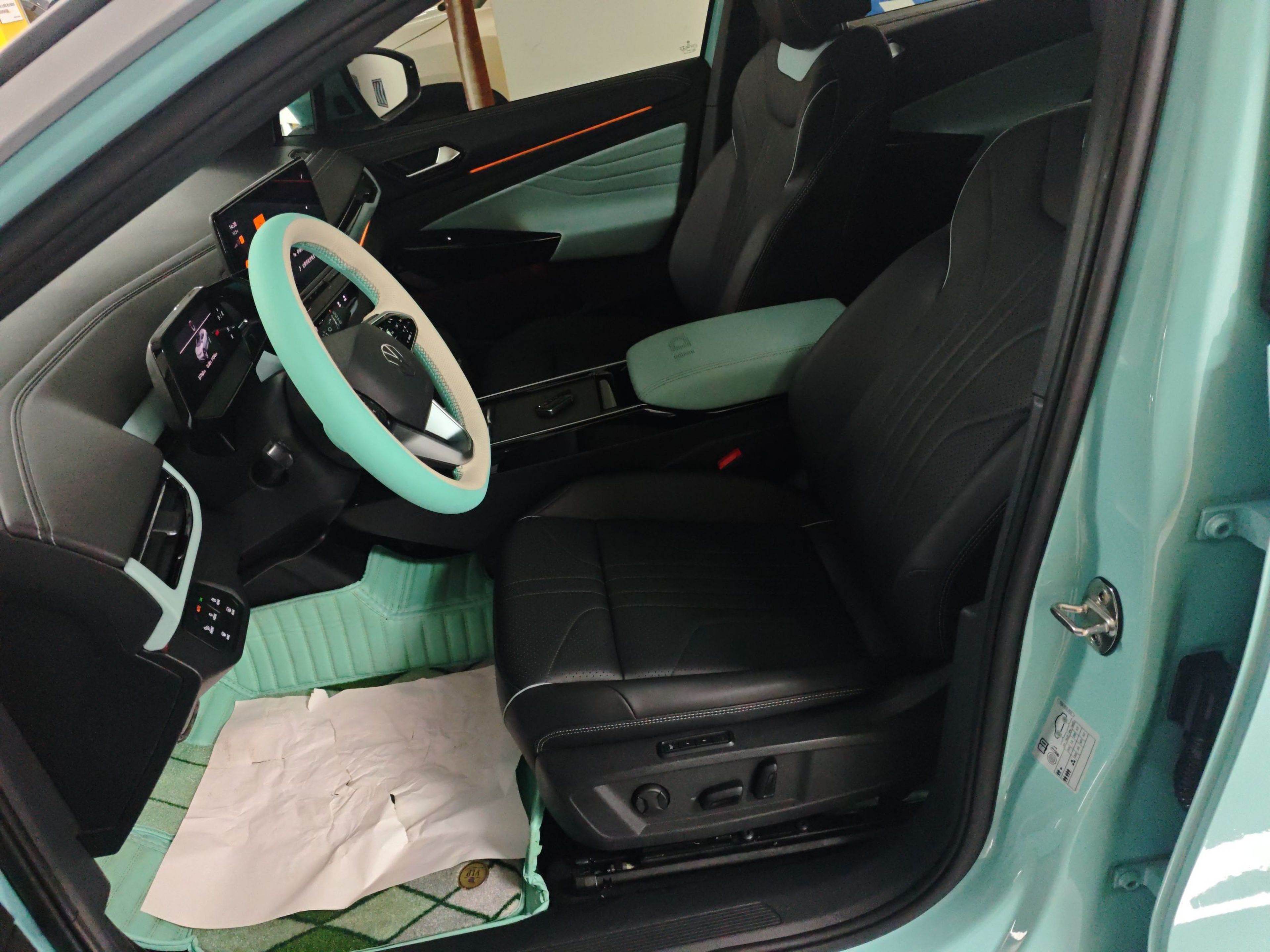 المقاعد الأمامية داخل السيارة