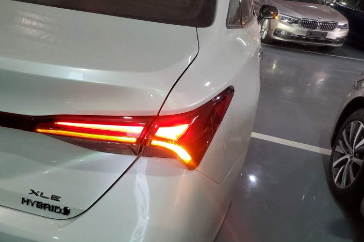 Used Toyota Avalon 2019 Dual-Engine 2.5L XLE Prestige Version China VI Standard
