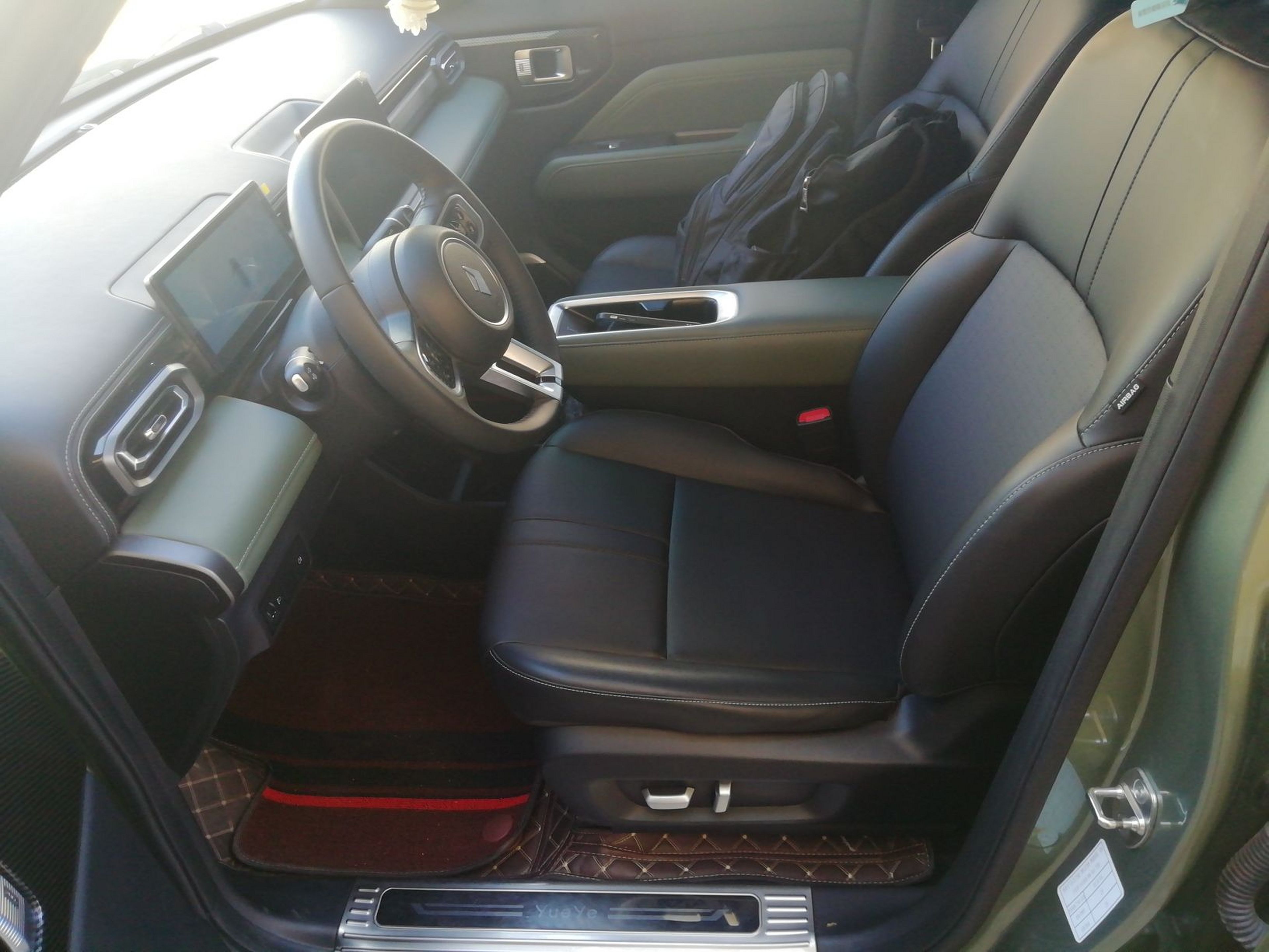 المقاعد الأمامية داخل السيارة