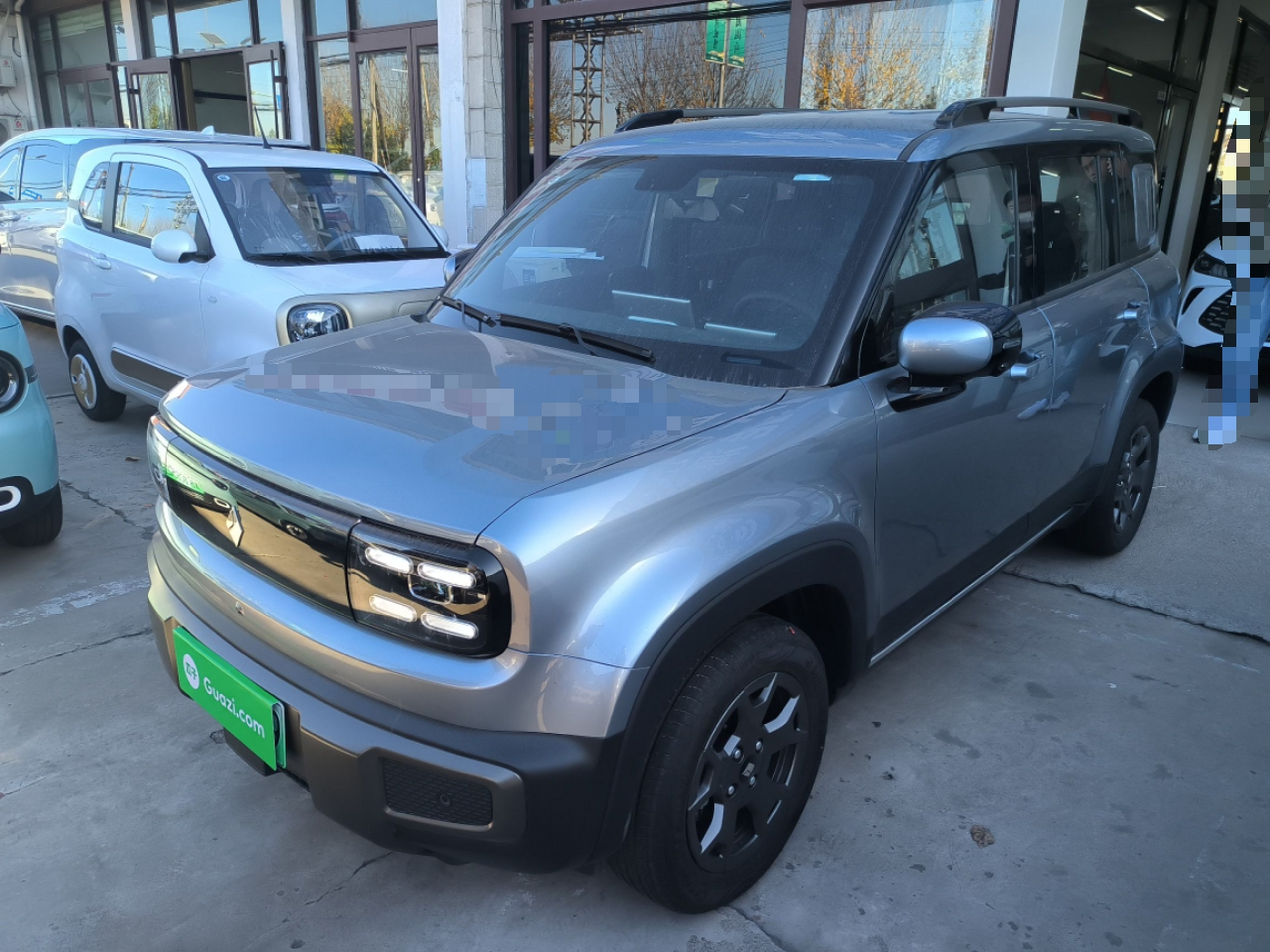 تحت مقدمة السيارة