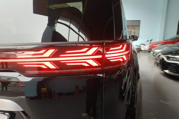 Used Denza D9 2025 DM-i Smart Drive 1020 Four-Wheel Drive Deluxe Model
