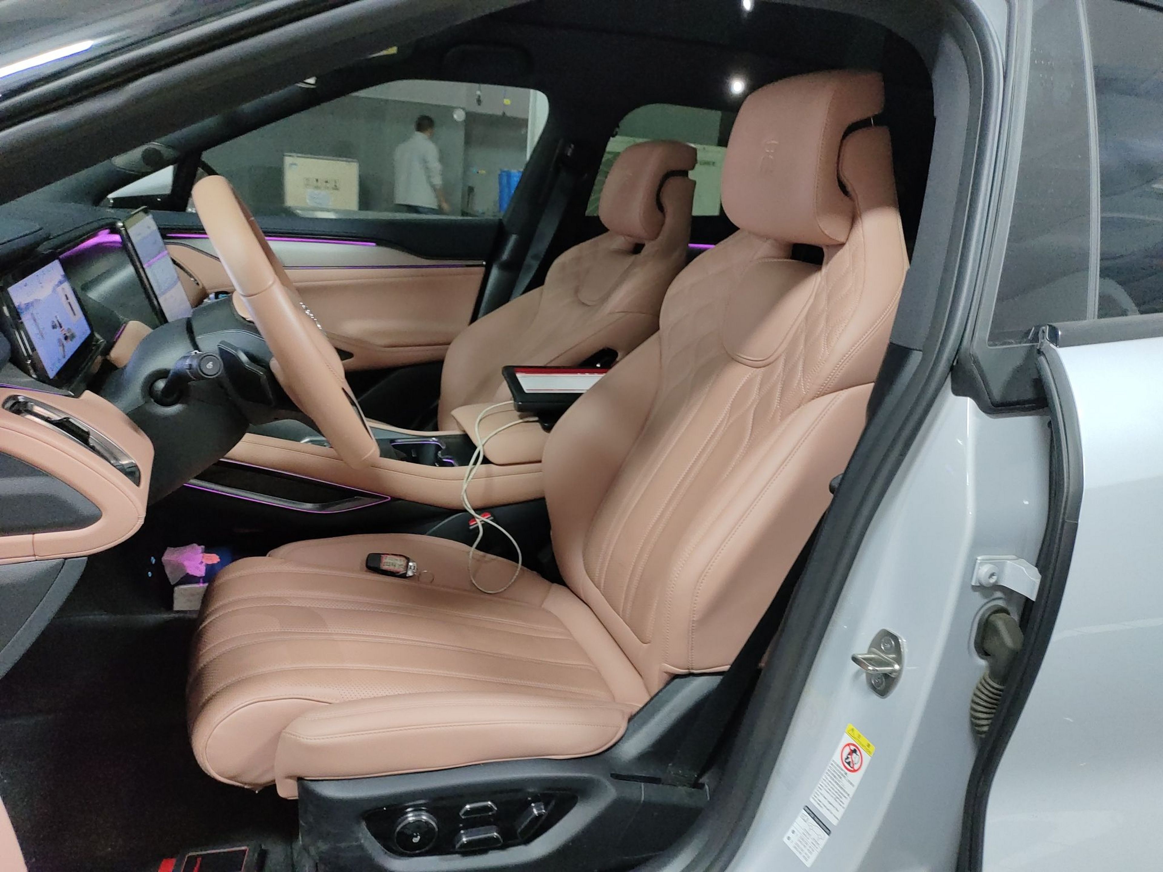 المقاعد الأمامية داخل السيارة