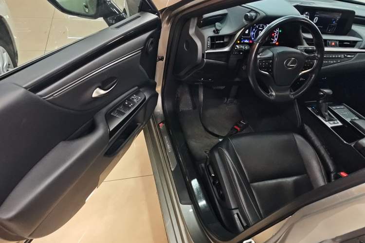 Used Lexus ES 2020 300h Premier Edition
