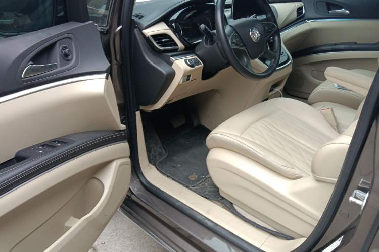 Used Buick GL8 2023 Facelifted Land Cruiser Executive Luxury Version
