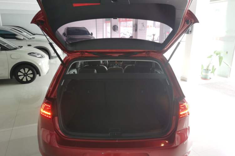 Used Volkswagen Golf 2017 1.6L Automatic Comfort Million-Vehicle Anniversary Edition
