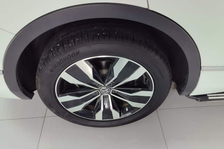 Used Volkswagen Tiguan L 2024 Outstanding Model 330TSI Automatic Two-Wheel Drive R-Line Dragon Glory Edition
