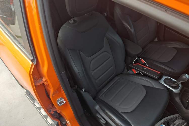 Used  Renegade 2019 220T Automatic Leading Edition
