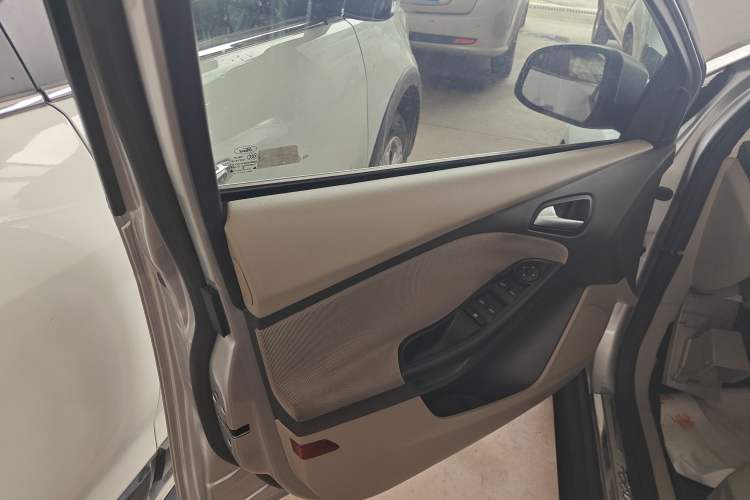 Used Ford Focus 2012 Sedan 1.6L Manual Comfort Model
