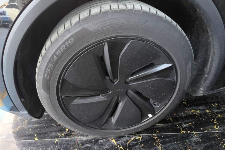 Used Tesla Model Y 2025 Updated Version Long-Range All-Wheel Drive
