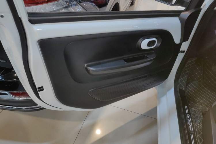 Used Roewe Clever 2021 302 km New Four-Seater Super-Efficient Version
