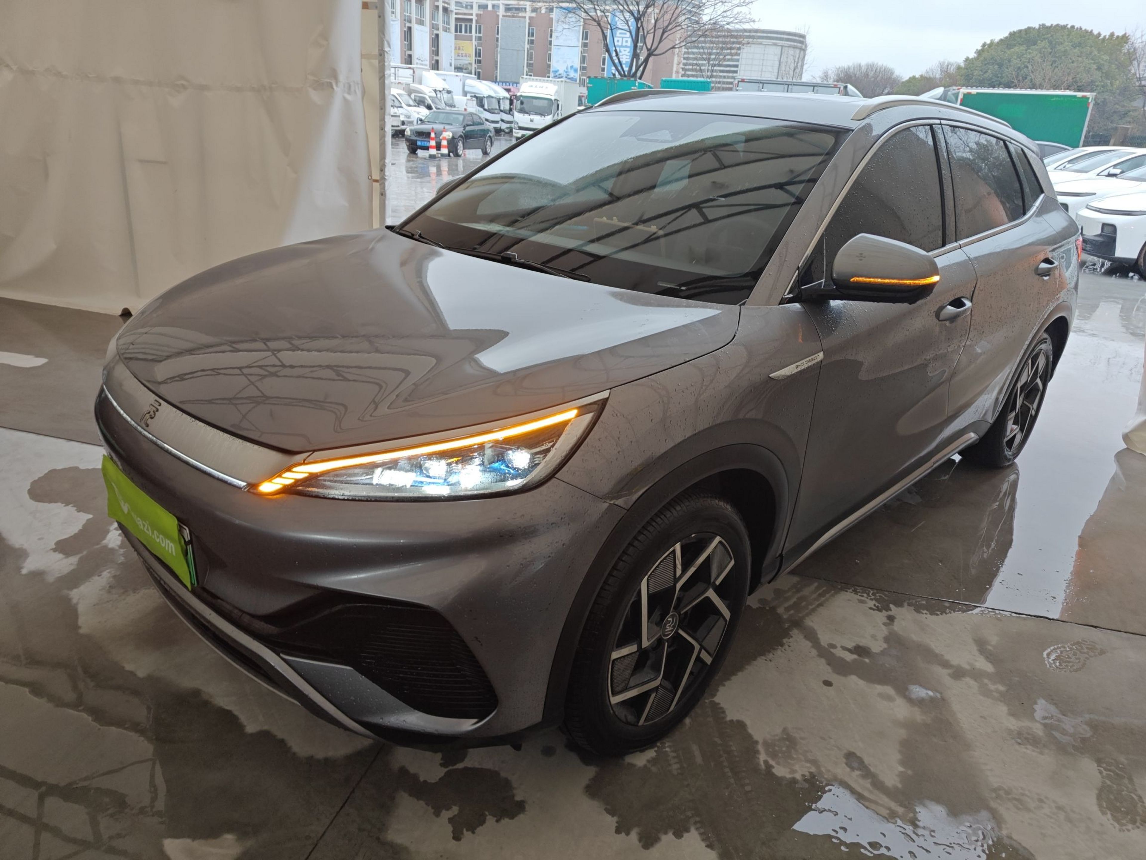 Под передней частью автомобиля