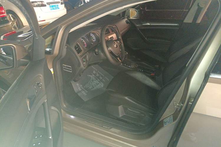 Used Volkswagen Golf 2016 230TSI Automatic Luxury Version
