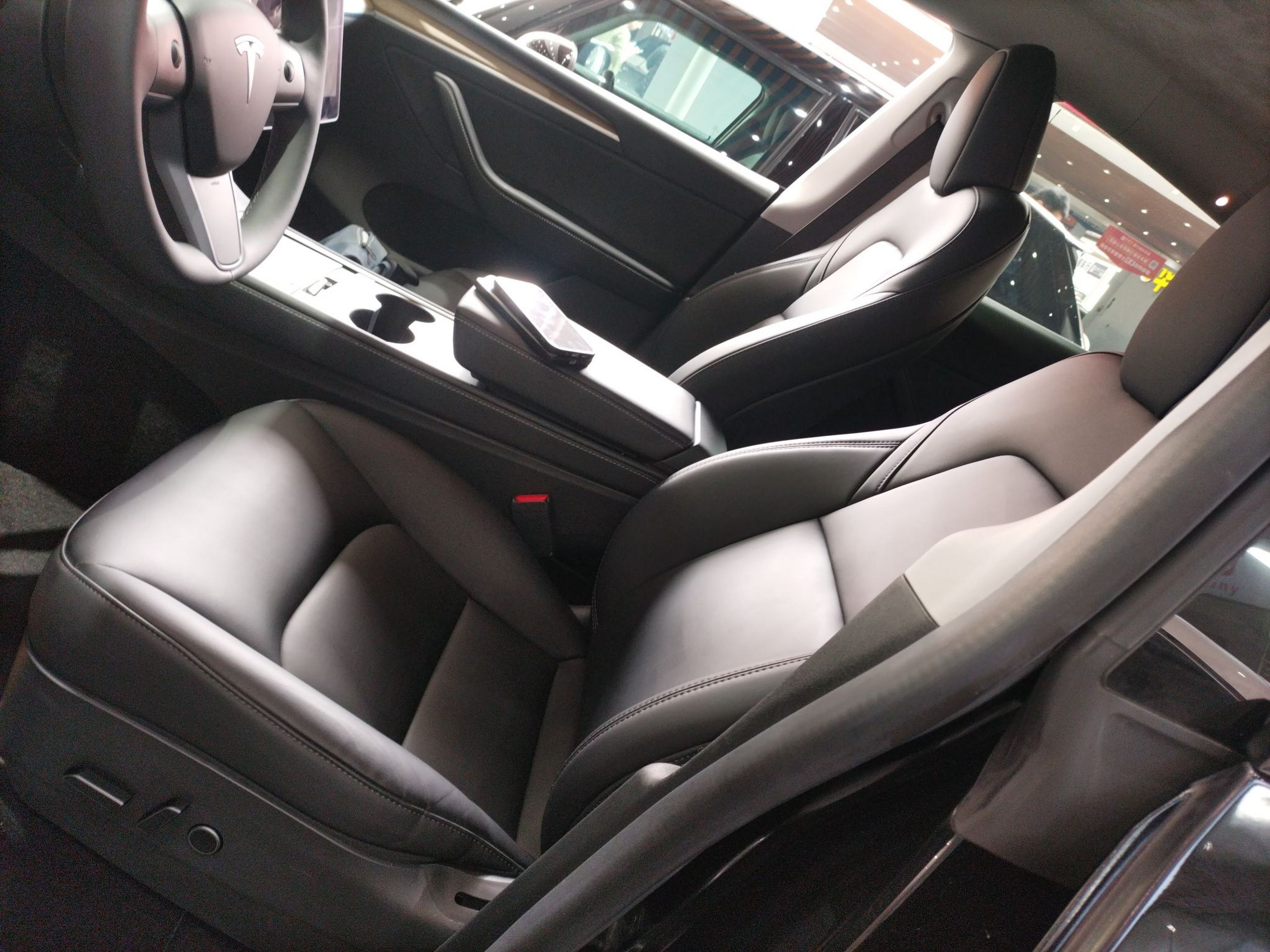 المقاعد الأمامية داخل السيارة