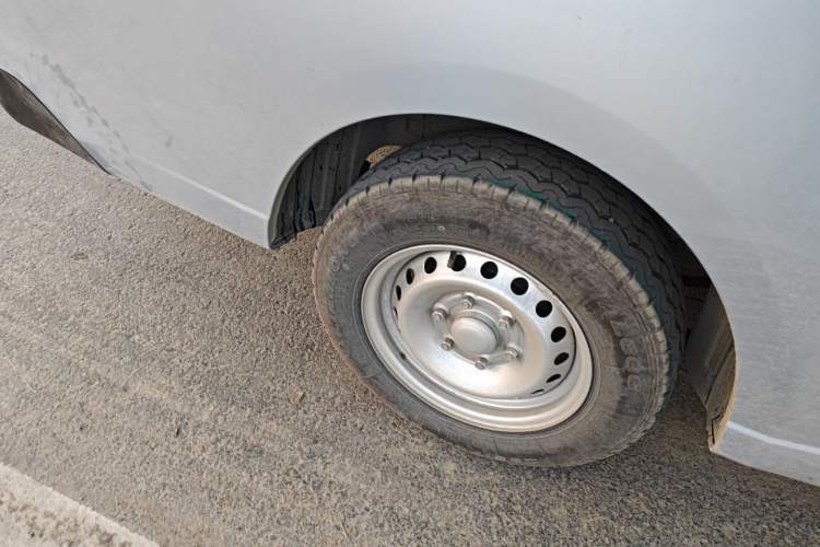 Used Wuling Yangguang 2024 300KM Comfort Version Passenger Van 75kW
