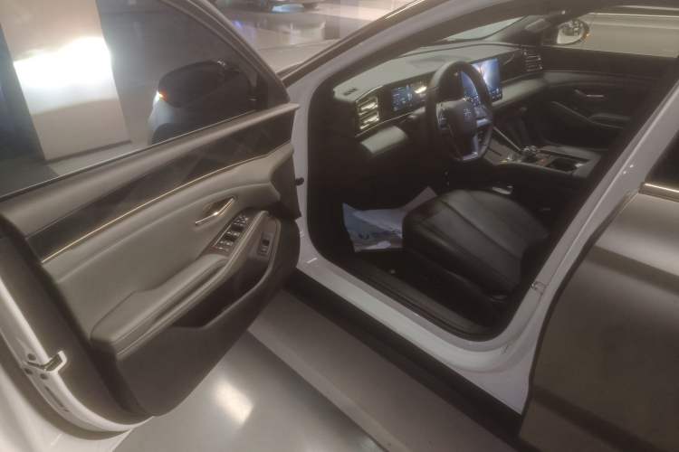 Used BYD Qin L 2025 DM-i Smart Drive 120KM Leading Model