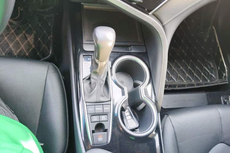 Used Toyota Camry 2019 Dual-Engine 2.5HS FENGSHANG Edition China VI Standard