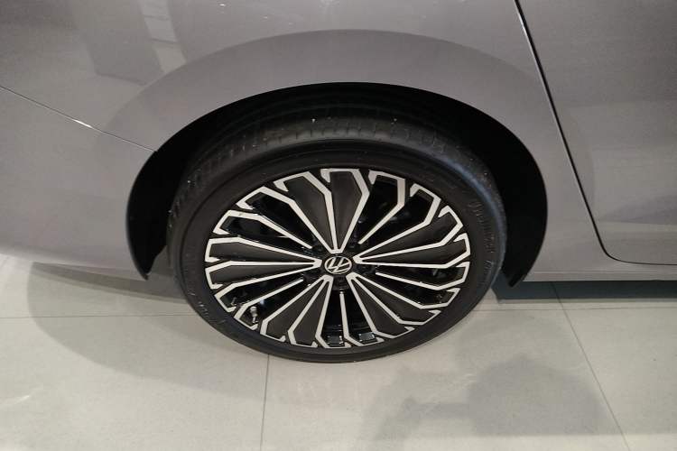 Used Volkswagen Passat 2025 Pro 380TSI Dragon Supreme Edition
