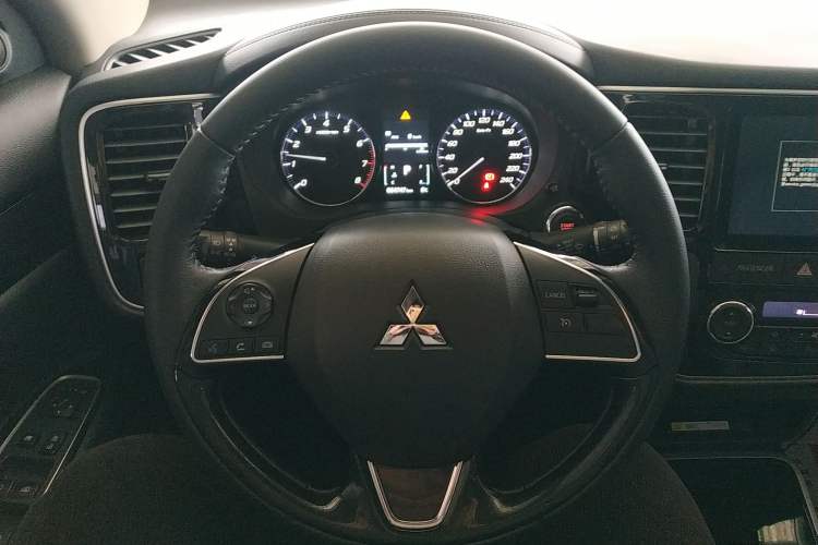 Used Mitsubishi Outlander 2020 2.0L Two-Wheel Drive Comfort Edition 7-Seater
