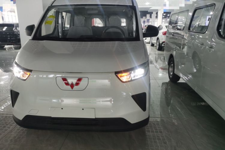 Used Wuling Yangguang 2024 300KM Comfort Version Passenger Van 75kW
