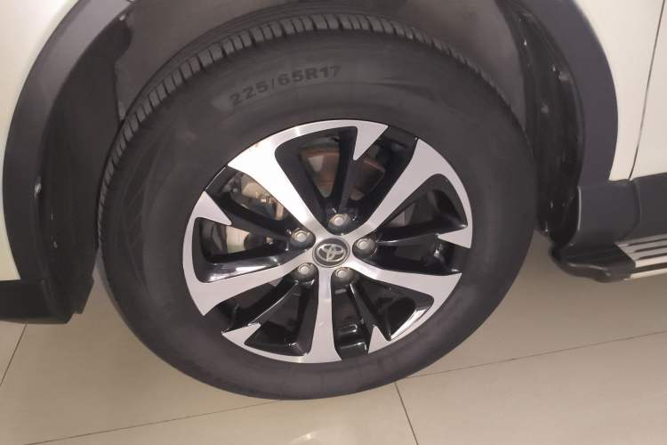 Used Toyota RAV4 2019 2.0L CVT Two-Wheel Drive Luxury Version China VI Standard