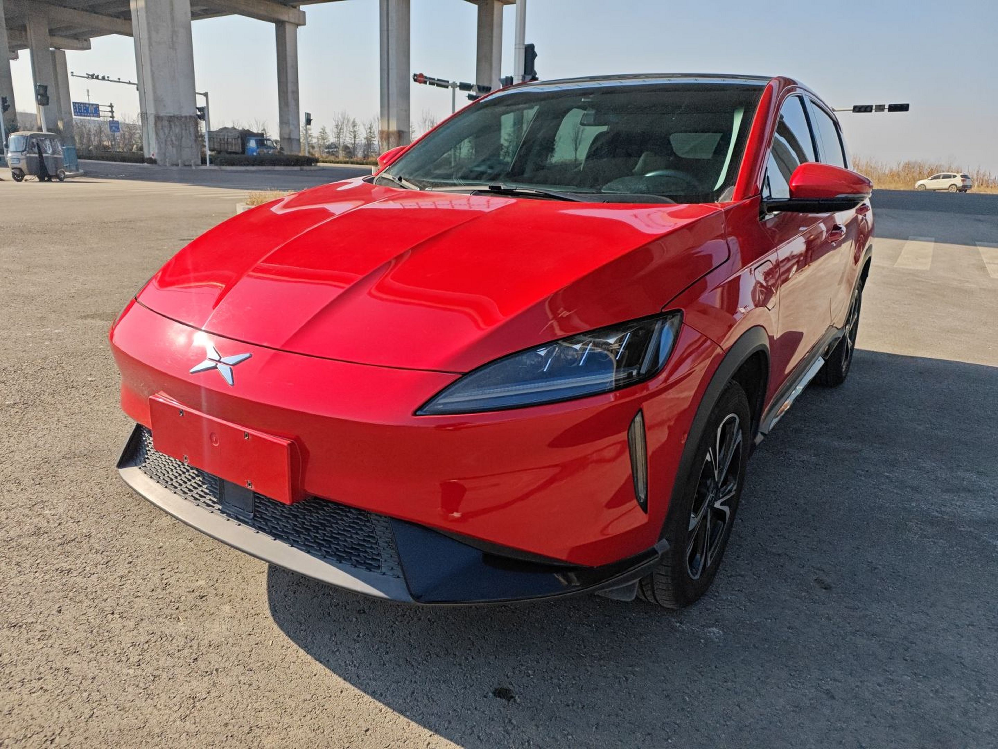 تحت مقدمة السيارة