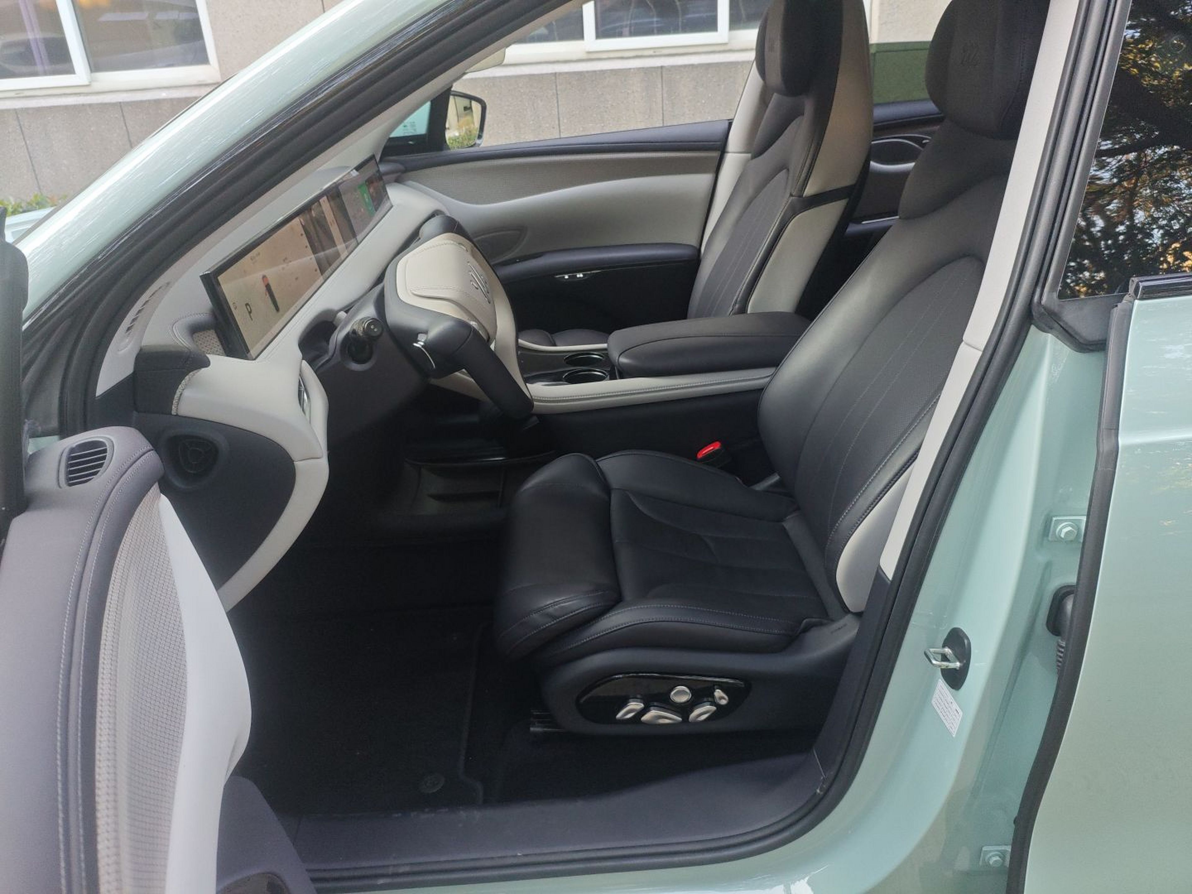 Переднее сиденье в автомобиле