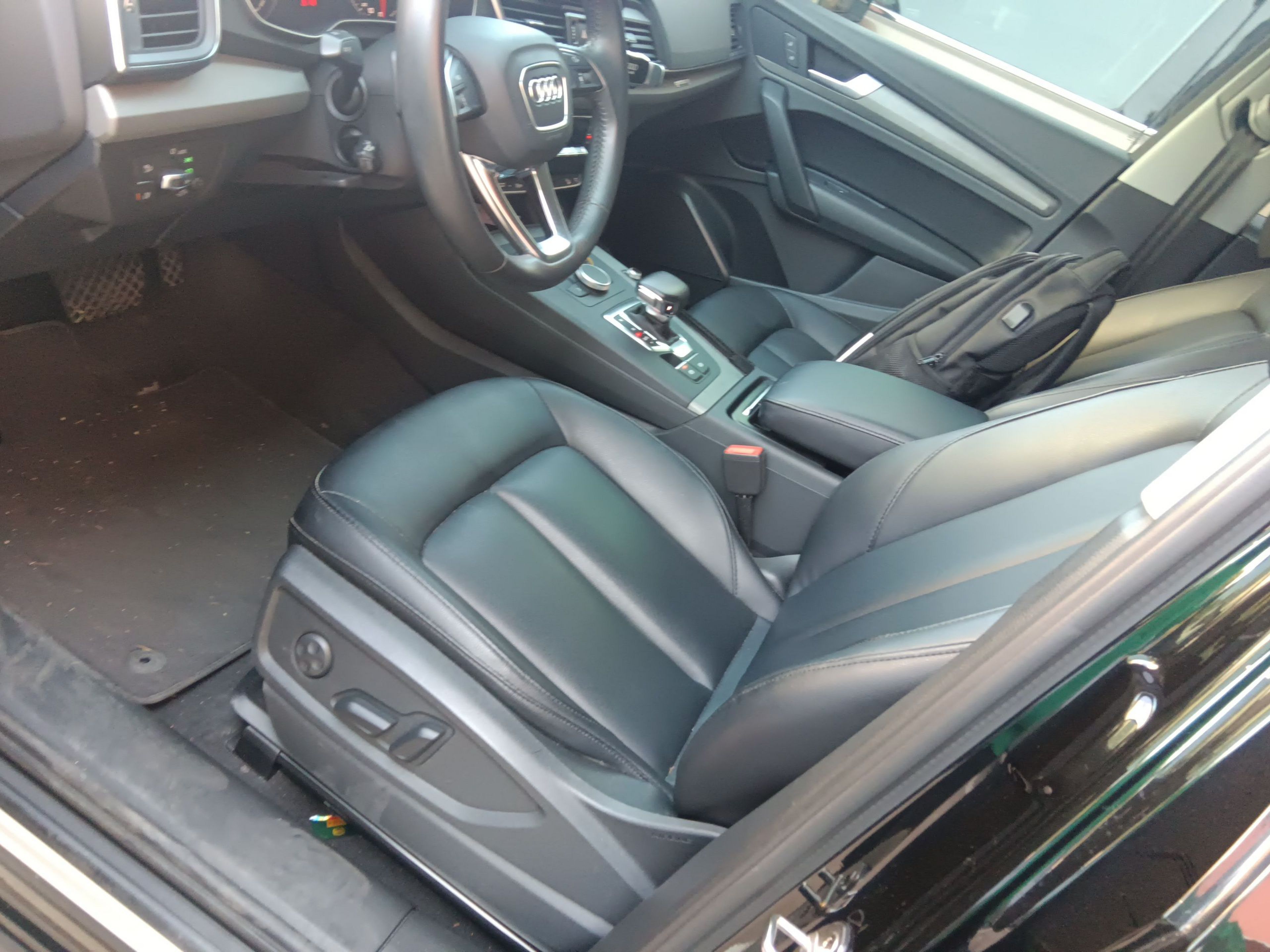 Переднее сиденье в автомобиле