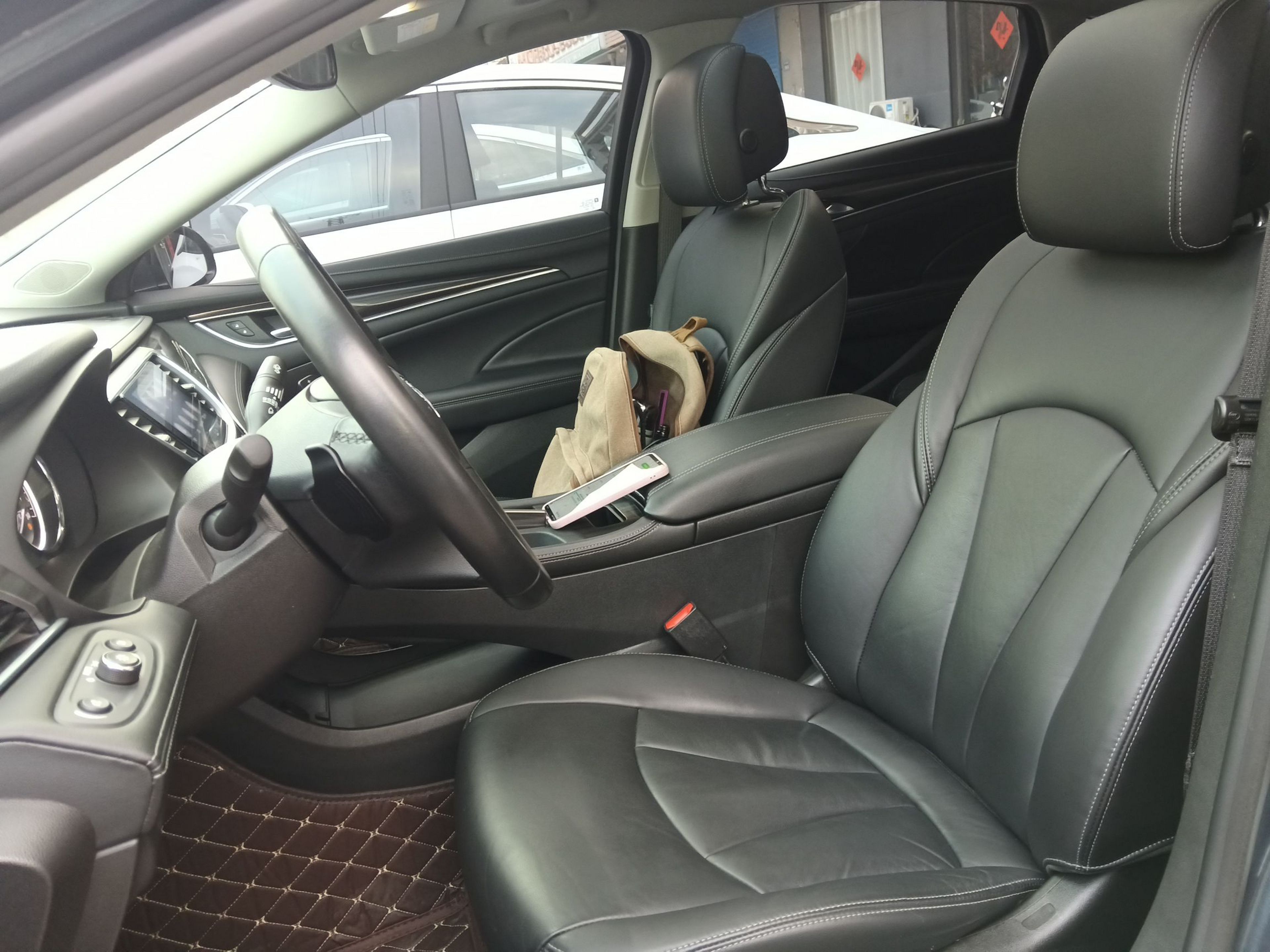 Переднее сиденье в автомобиле