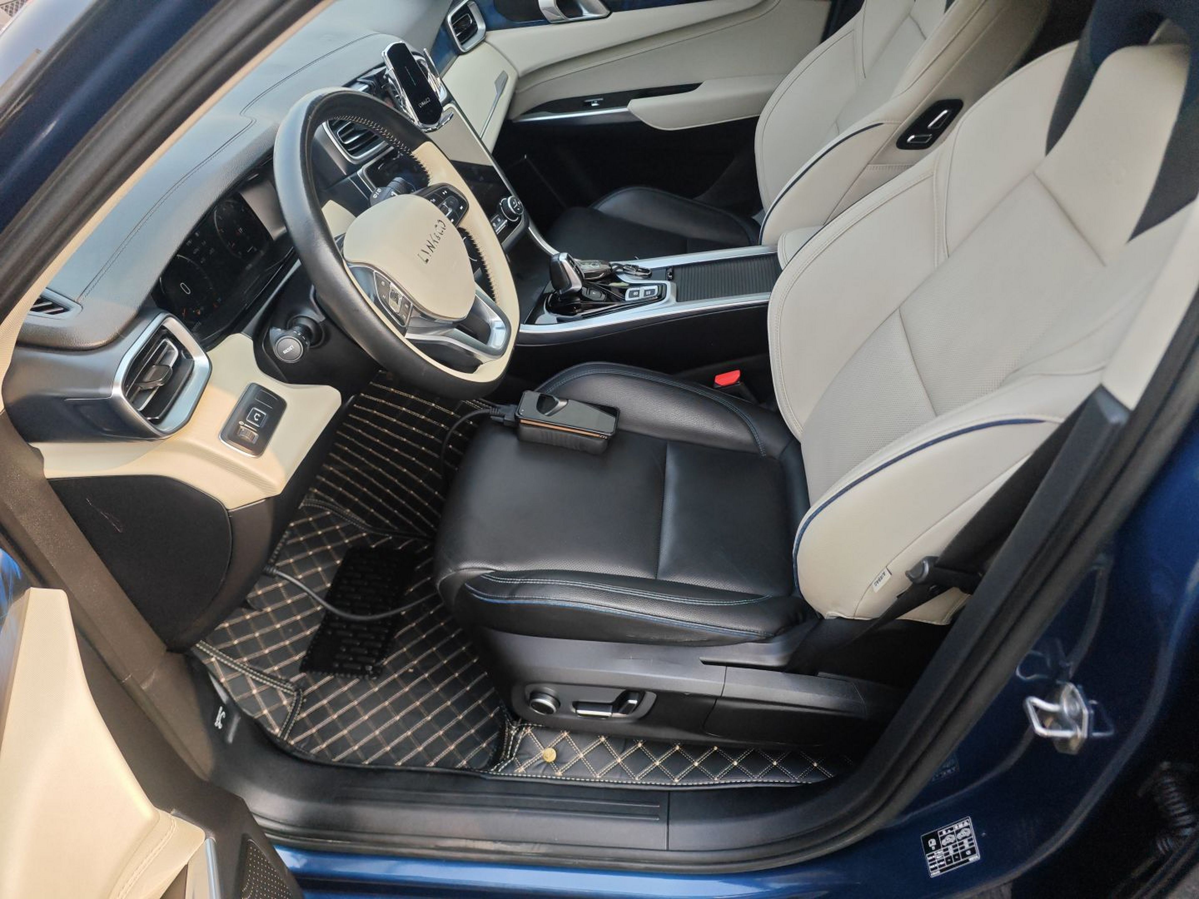 المقاعد الأمامية داخل السيارة