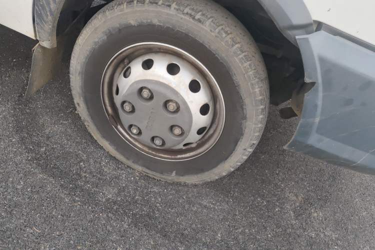 Used Iveco Daily 2021 2.5T A40 M1 Passenger Van 5-9 Seats Long Wheelbase Mid-Roof Design Dual Tires Manual Doors
