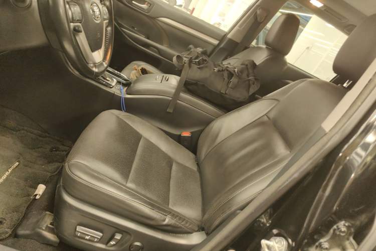 Used Toyota Highlander 2018 2.0T Four-Wheel Drive Luxury Edition 7 Seats China V Emission Standard
