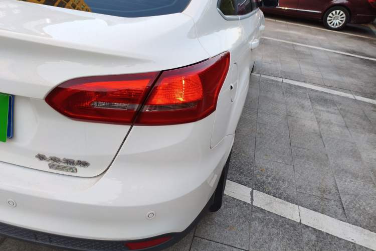 Used Ford Focus 2018 Sedan Classic EcoBoost 180 Automatic Elite Model
