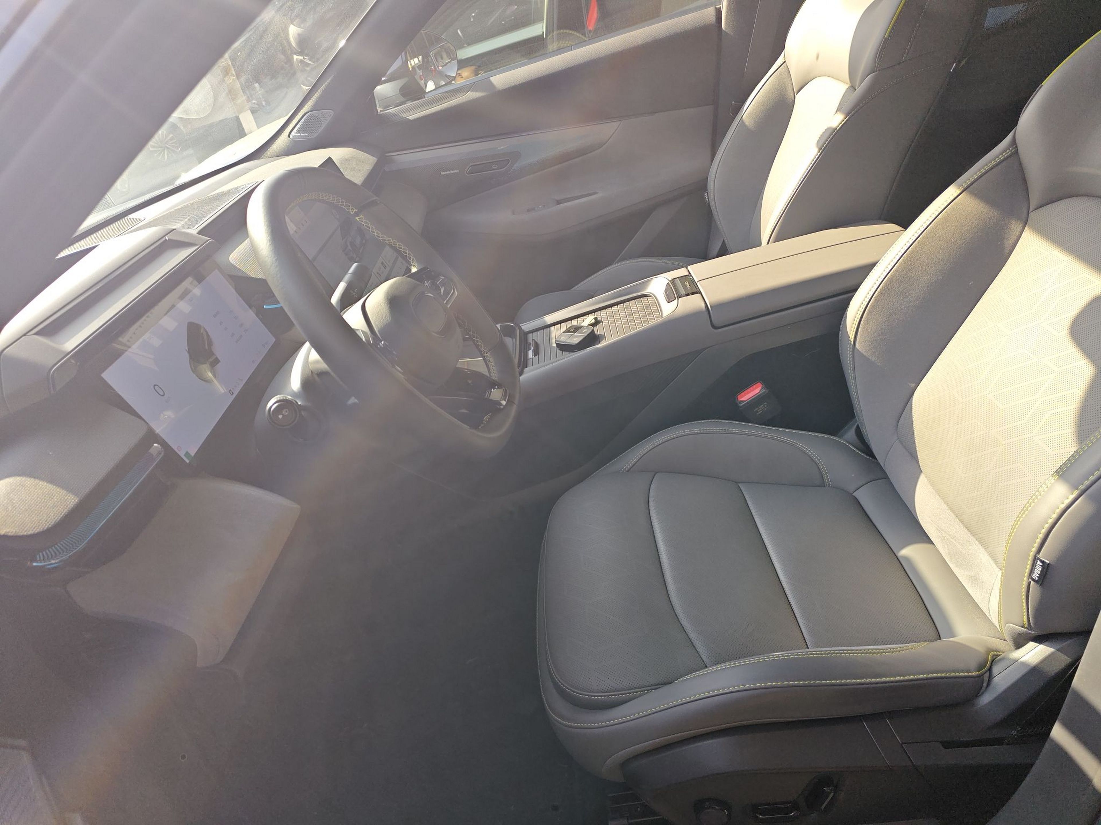 Переднее сиденье в автомобиле