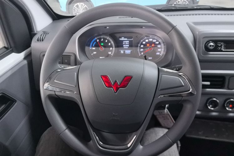 Used Wuling Yangguang 2024 300KM Comfort Version Passenger Van 75kW