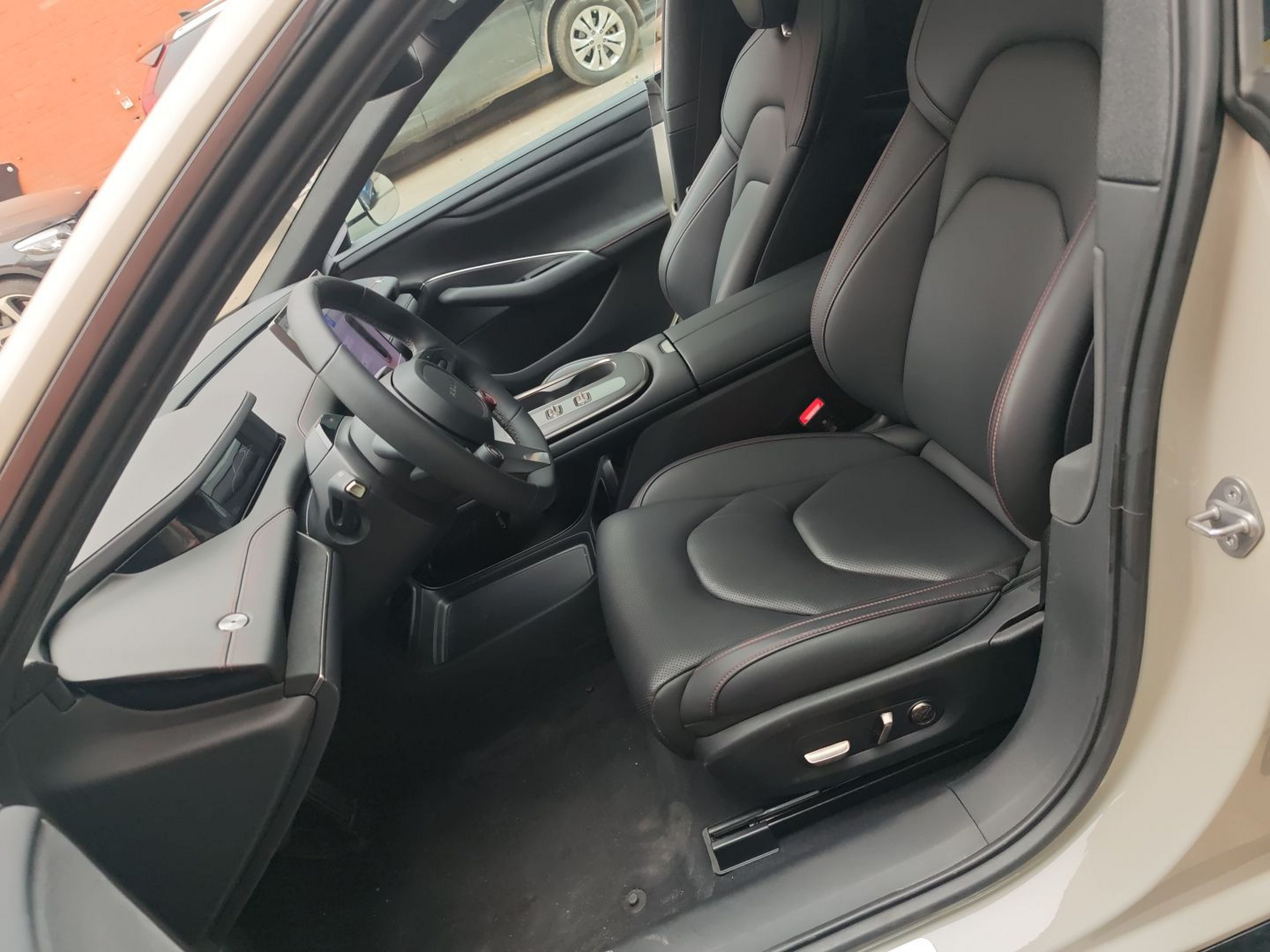 Переднее сиденье в автомобиле