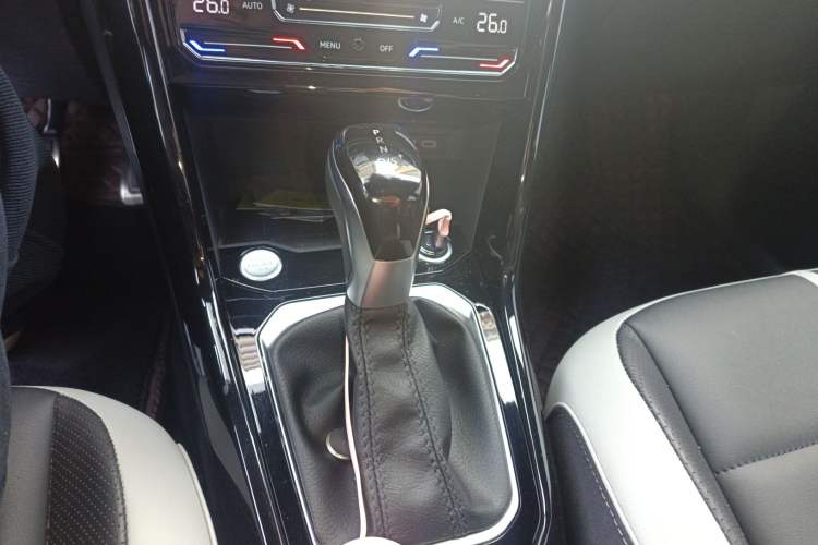 Used Volkswagen T-ROC 2023 300TSI DSG Two-Wheel-Drive Chen Guang Edition
