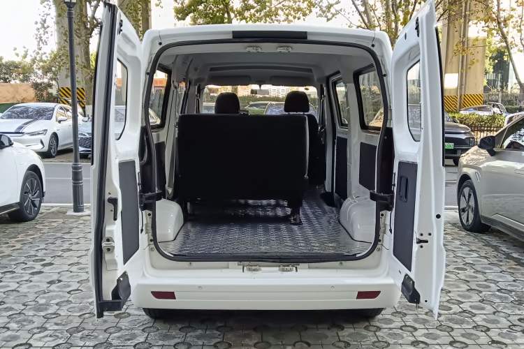 Used Chana Ruixing EM60 2025 Passenger Version Comfort Edition 6 Seats 300 km Range Side-Hinged Doors
