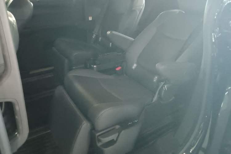 Used Toyota Granvia 2023 2.5L Hybrid Flagship VIP Edition
