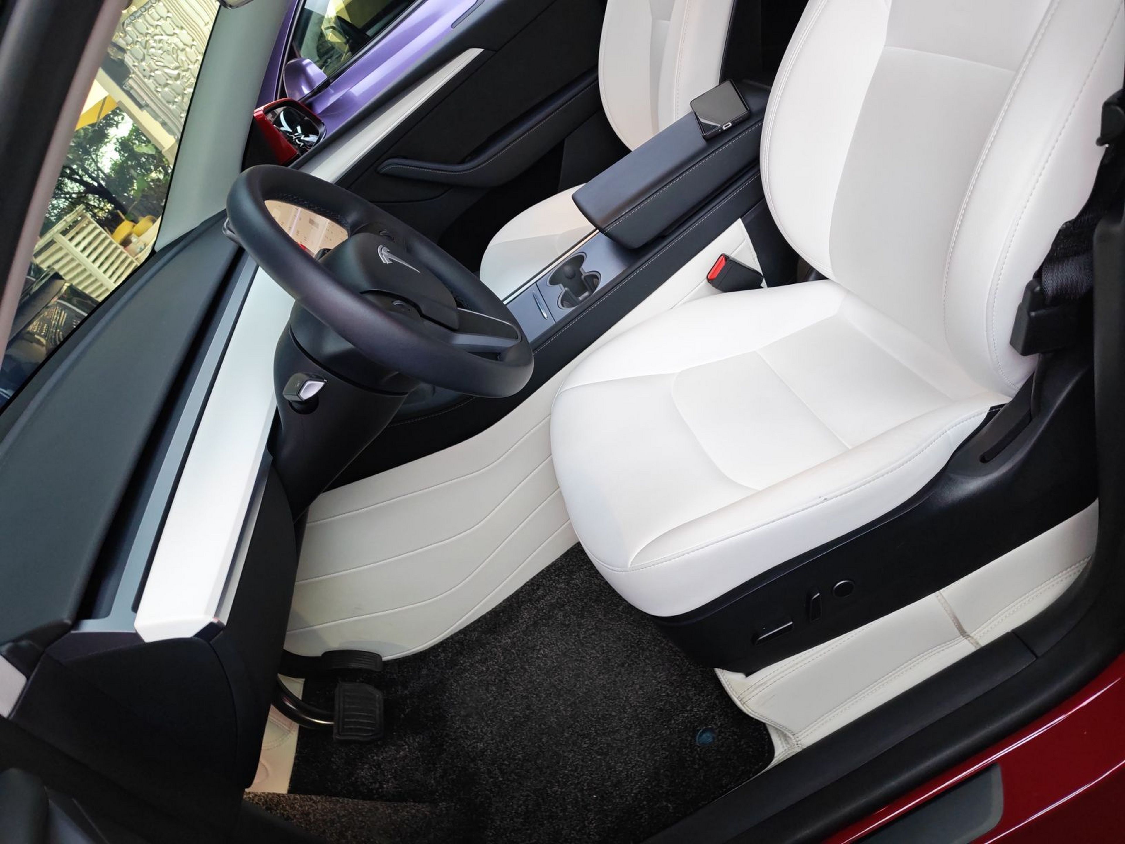 Переднее сиденье в автомобиле