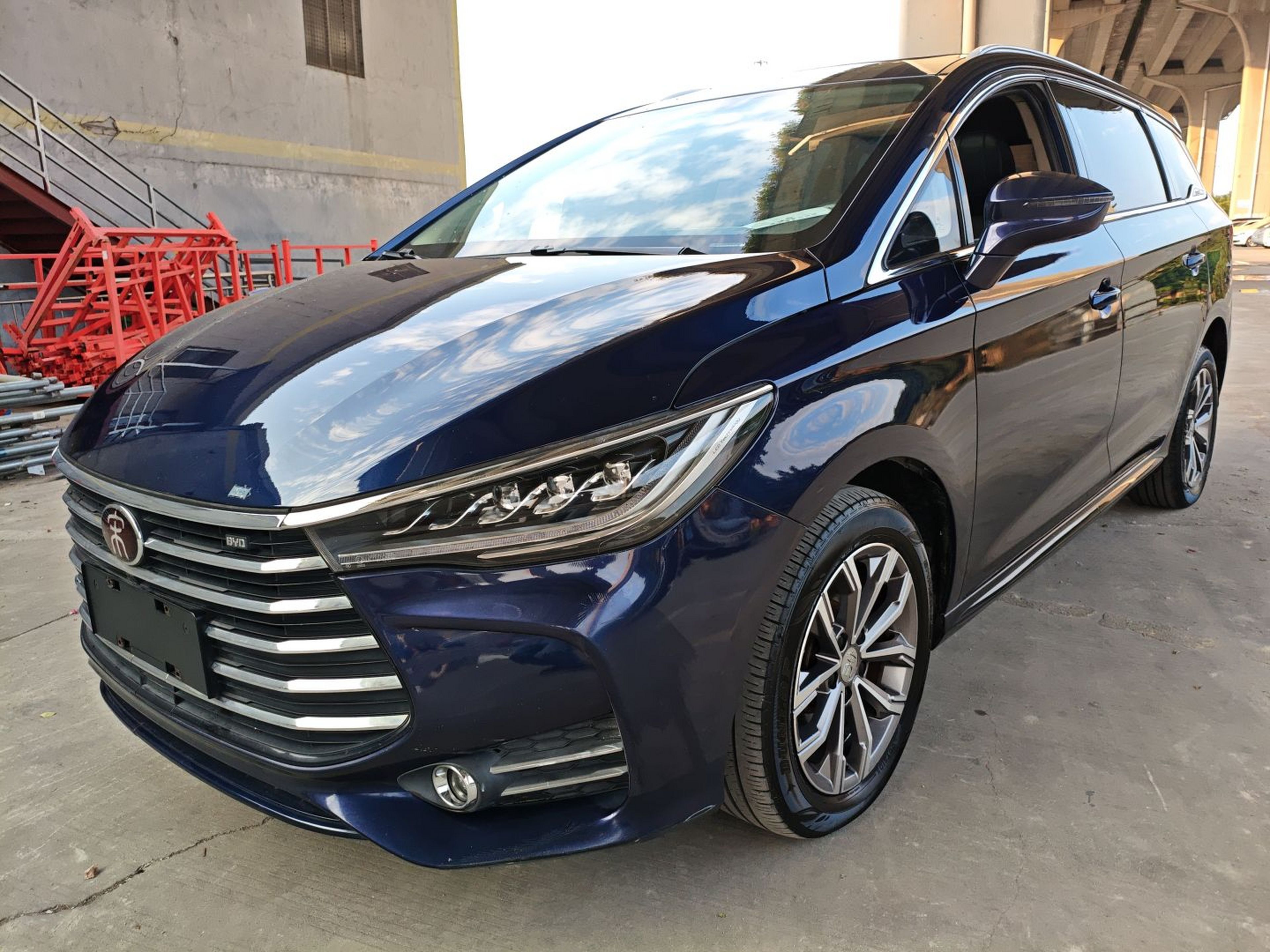 Под передней частью автомобиля