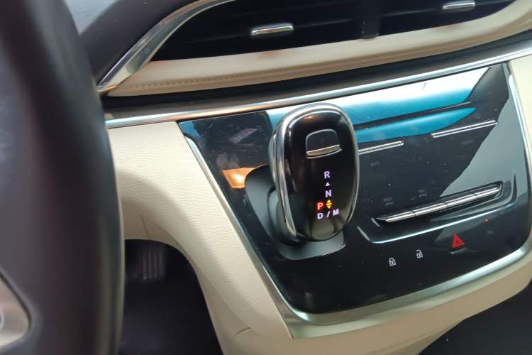 Used Buick GL8 2023 Facelifted Land Cruiser Executive Luxury Version
