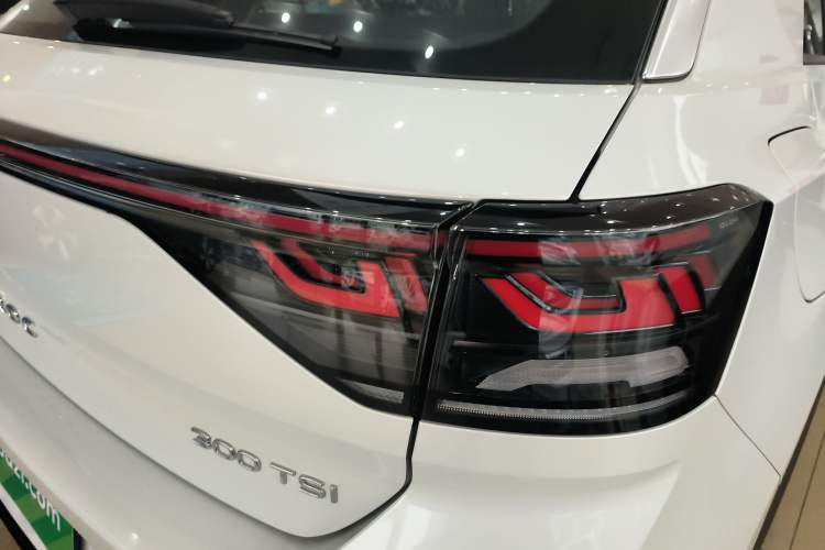 Used Volkswagen T-ROC 2025 Facelift Model 2 300TSI DSG Two-Wheel Drive Chenguang Edition
