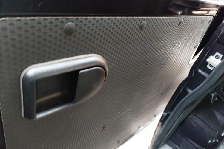 Used  Yufeng 2023 V9+ 2.0T Automatic Front-Wheel-Drive Short Wheelbase Mid-Roof Design—5/6-Seater
