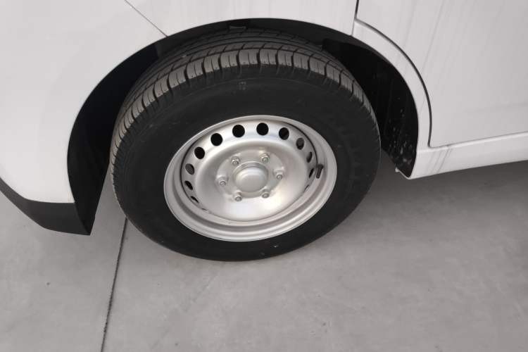 Used Wuling Yangguang 2024 300KM Comfort Version Passenger Van 75kW
