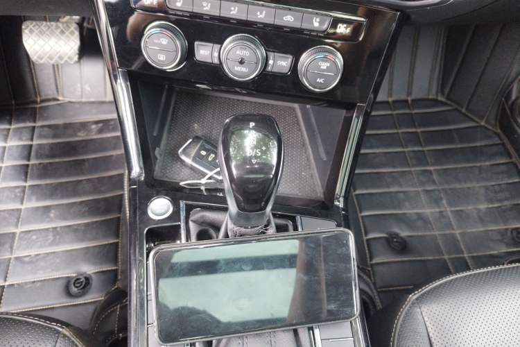 Used Volkswagen Passat 2019 330TSI Luxury Edition China VI Standard
