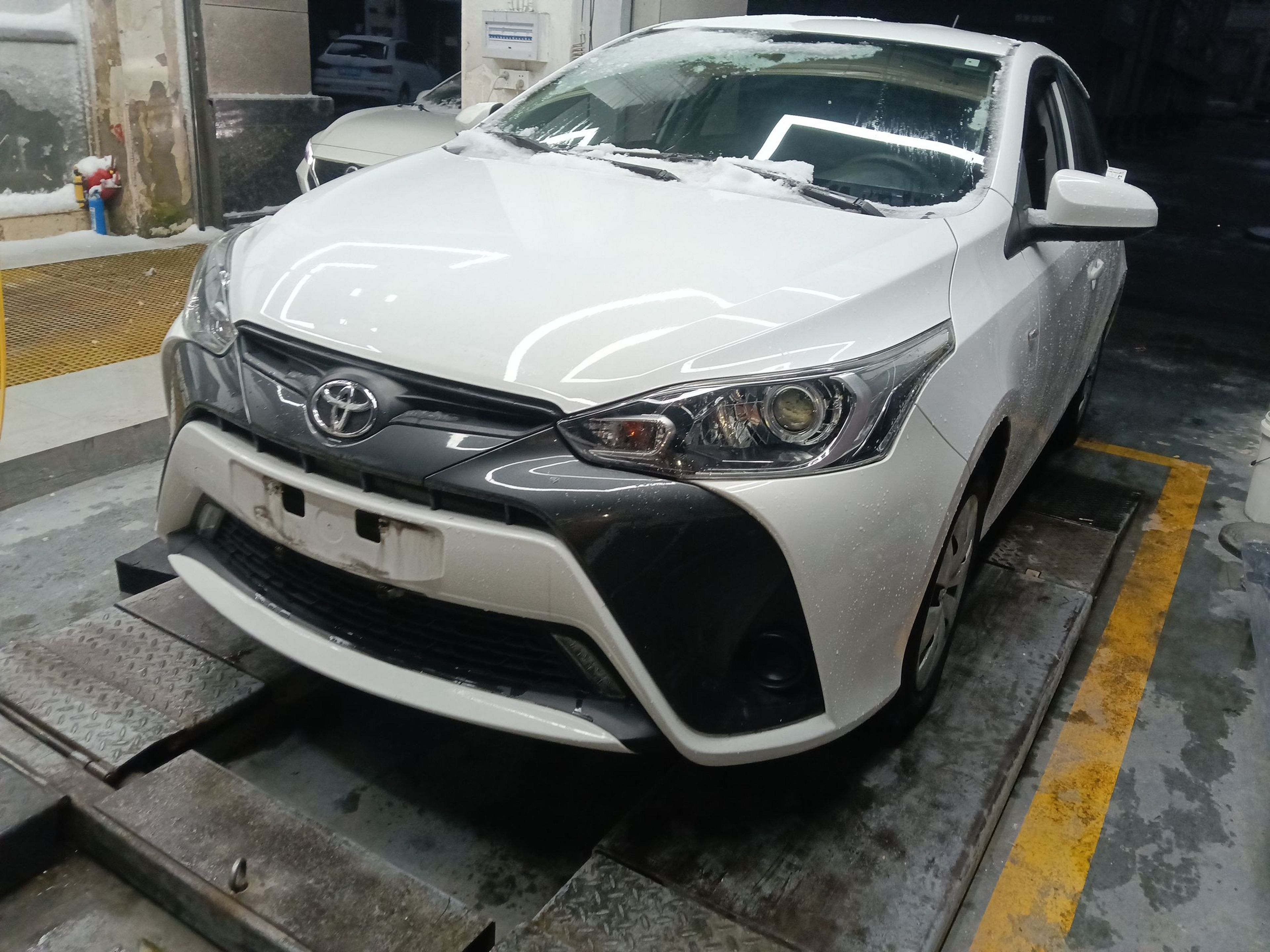 تحت مقدمة السيارة