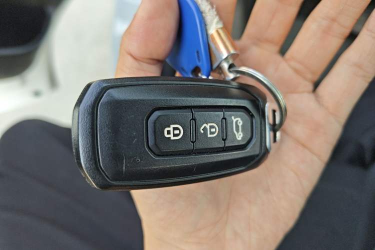 Used JMC Fushun 2025 2.0T 8AT Diesel Short-Wheelbase Low-Roof Commercial Multi-Purpose Passenger Vehicle with 5/6 Seats and Liftgate Tailgate