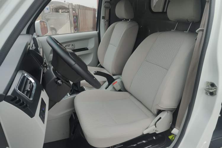 Used Jinbei New Hiace X30L 2024 Champion Edition Van 2/5 Seats Front-Mounted Air Conditioning